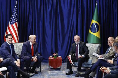 El presidente brasileño Luíz Inácio Lula da Silva (c-d) durante una reunión con el presidente de los Estados Unidos, Donald Trump (2i), durante la 47ª Cumbre de la Asociación de Naciones del Sudeste Asiático (ASEAN) celebrada este domigo en Kuala Lumpur, Malasia. 