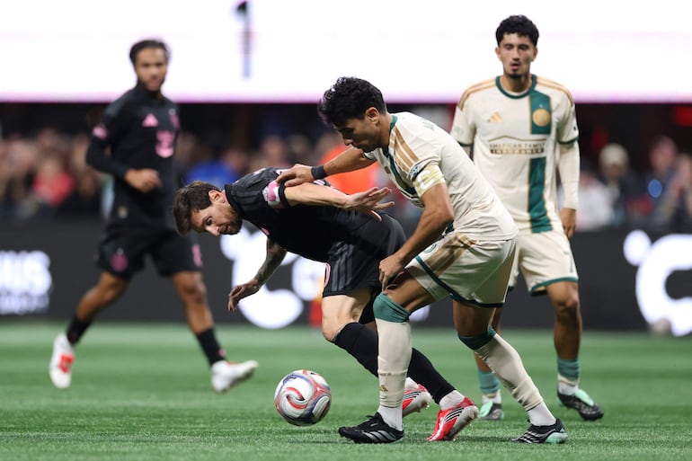 Messi deslumbra ante los paraguayos Miguel Almirón y Junior Alonso ...