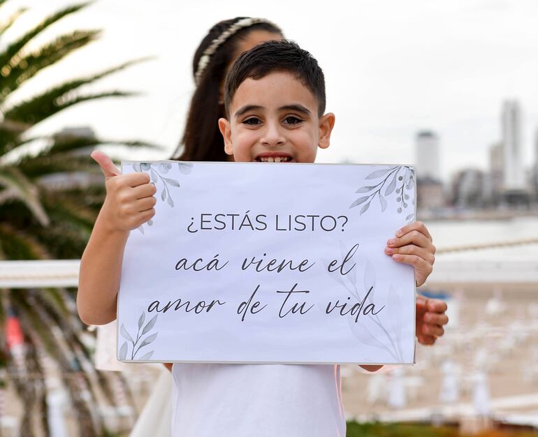 Nico uno de los cortejos portando un romántico cartel de bienvenida de la novia.