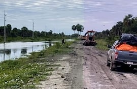 Una camioneta espera poder pasar por uno de los tramos criticos, mientras maquinarias del MOPC reparan el lugar.
