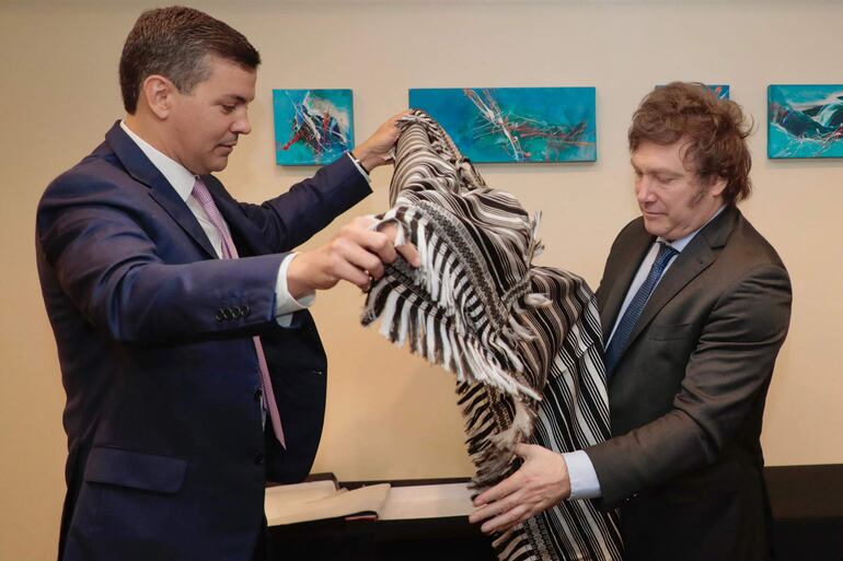 Santiago Peña, presidente paraguayo, obsequió a Javier Milei un tradicional poncho.