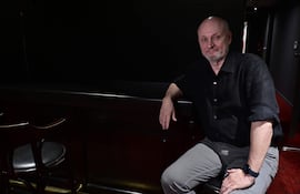 El director Juan José Campanella habla durante una entrevista, en Buenos Aires (Argentina).