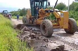 Trabajos parches y de emergencia para reparar el camino a cargo de maquinarias de la Gobernación y del MOPC.