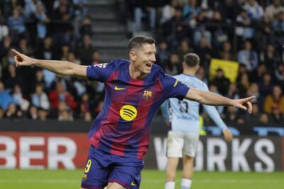 El delantero polaco Robert Lewandowski celebra el segundo de los tres goles que anotó para el triunfo de Barcelona sobre Celta.