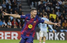 El delantero polaco Robert Lewandowski celebra el segundo de los tres goles que anotó para el triunfo de Barcelona sobre Celta.