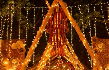 Pesebre “Ñandejára Ray Renda”, elaborado con artesanía tradicional y materiales naturales, se exhibe en la plaza Mariscal Estigarribia de Santa Rosa como expresión de identidad cultural y religiosidad popular.
