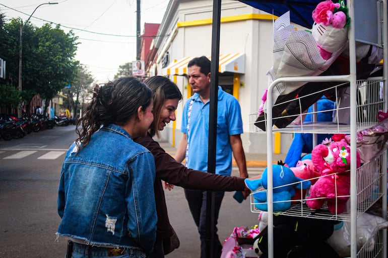 Más de 100 emprendedores ofrecen regalos desde G. 5.000 en la Gran Feria de la Amistad de Villarrica.