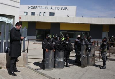 El abogado del gobernador de Santa Cruz, Luis Fernando Camacho (fuera de cuadro), Martín Camacho (i) aguarda en puertas del hospital del sur hoy en El Alto (Bolivia). El gobernador de Santa Cruz, Luis Fernando Camacho, fue trasladado este miércoles a un hospital para unos exámenes médicos especializados luego de que un informe médico privado estableciera que la vida del líder opositor, detenido por la crisis de 2019 en Bolivia, "está en riesgo". EFE/Luis Gandarillas