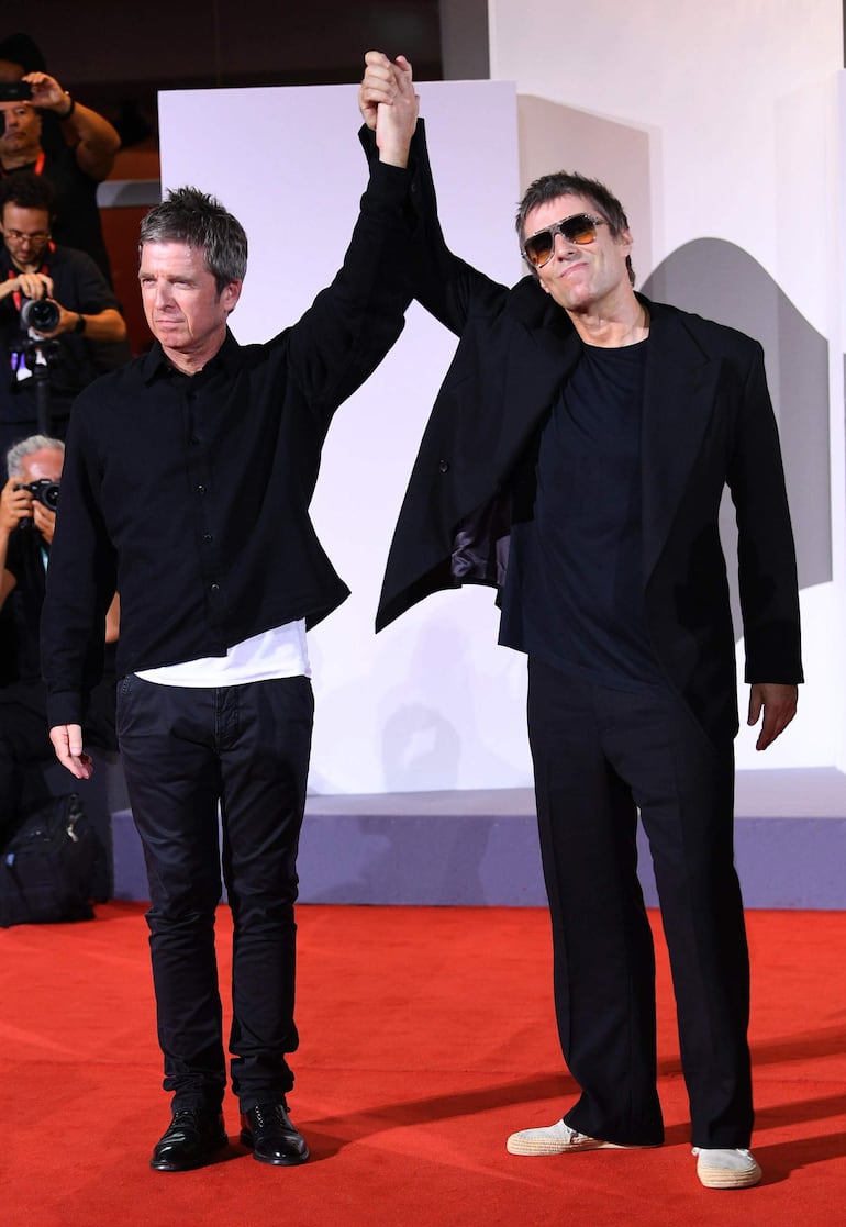 Los músicos británicos Liam Gallagher y Noel Gallagher, de la banda de rock Oasis, llegando al estreno de "Oasis: Don’t Look Back In Anger" durante la 83.ª edición del Festival de Cine de Venecia, en Venecia (Italia). (EFE/EPA/ETTORE FERRARI)
