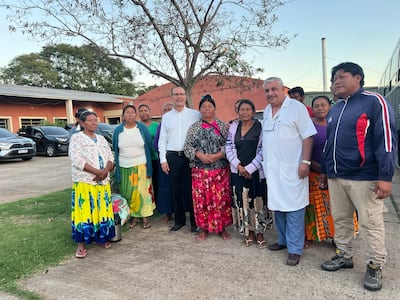 Grupo de indígenas beneficiados con cirugías gratuitas.