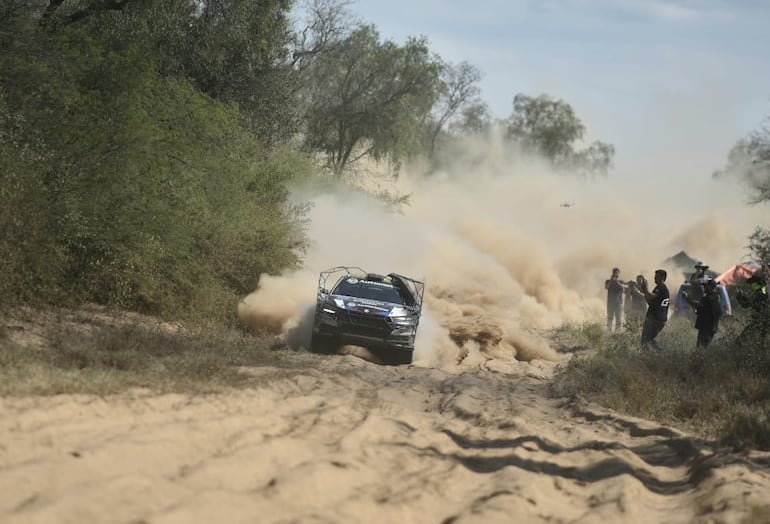 El Skoda Fabia RS Rally2 de Fau Zaldívar y Marcelo der Ohannesian en el tramo de la Línea Fronteriza durante la Etapa 2 del Rally del Chaco 2026.