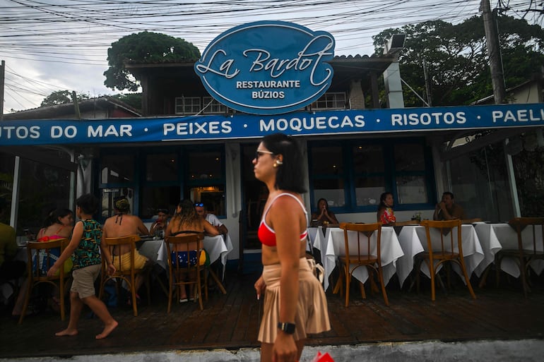 Una mujer pasa frente al restaurante Le Bardot en la ciudad de Armação dos Búzios, en el estado de Río de Janeiro, Brasil, el 3 de enero de 2026.