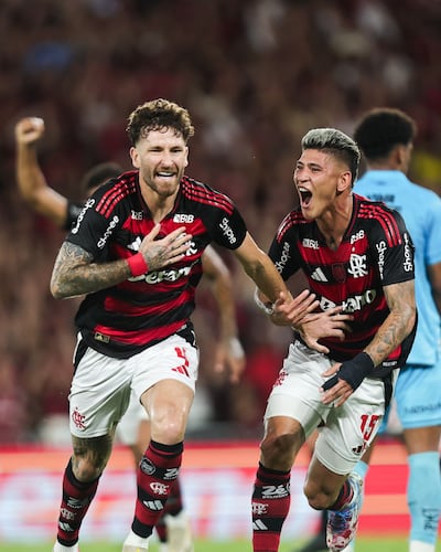 Leo Pereira y Jorge Carrascal, en el festejo del gol marcado por el defensor del Flamengo, para el 1-0 transitorio contra Santos.