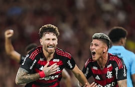 Leo Pereira y Jorge Carrascal, en el festejo del gol marcado por el defensor del Flamengo, para el 1-0 transitorio contra Santos.