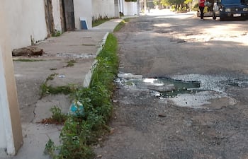 Vecinos del barrio Santa Rosa 2 reclaman solución por acumulación de agua servida en la calle.