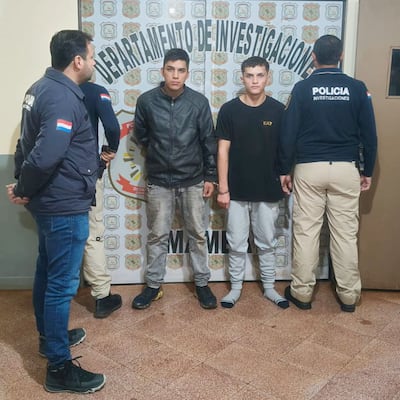 Eladio Daniel Barrios Florentín (campera negra) y Diego Amín Martínez Roble (remera negra), custodiados por policías de Investigaciones, entre ellos el comisario Fredy Luis Duarte Solís (de costado).