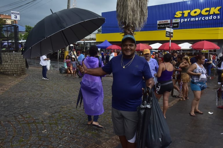 Venta de paraguas en la capital espiritual del país.