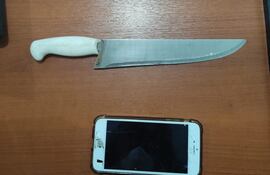 Evidencias de la causa: el cuchillo de carnicero y el celular robado.