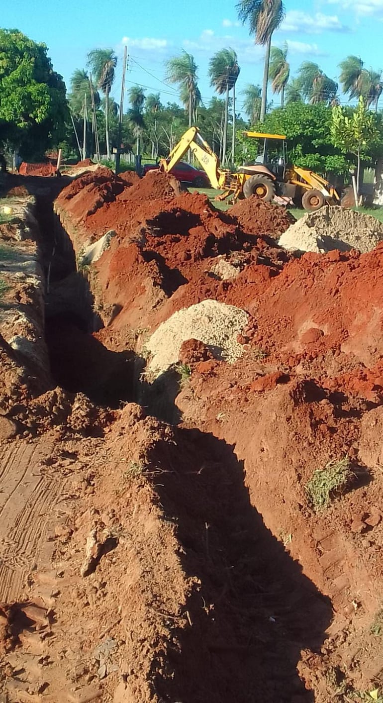 La instalación del alcantarillado rompe caños de agua y afecta a la comunidad.