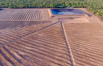La construcción de un novedoso sistema de macro captación de agua en la comunidad indígena Campo Loa, localidad de Mariscal Estigarribia en en el Chaco, experimenta un avance del 70% el cual se estima beneficiará a 3.000 habitantes.