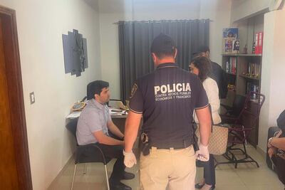 La fiscala Marlene Concepción González de Ovelar habla al abogado Juan Carlos Bedoya Fleitas, durante el allanamiento en Coronel Oviedo.