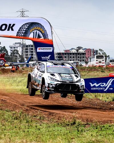 Tras dos tramos disputados este jueves en el Rally de Kenia, Diego Domínguez Bejarano (Toyota GR Yaris Rally2), comparte el tercer lugar con el español Jan Solans, por detrás del polaco Kajetanowicz y el sueco Oliver Solberg.