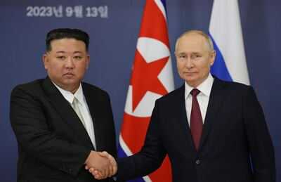Imagen cedida por la agencia rusa Sputnik. El líder norcoreano, Kim Jong-Un y el mandatario ruso, Vladimir Putin (d).