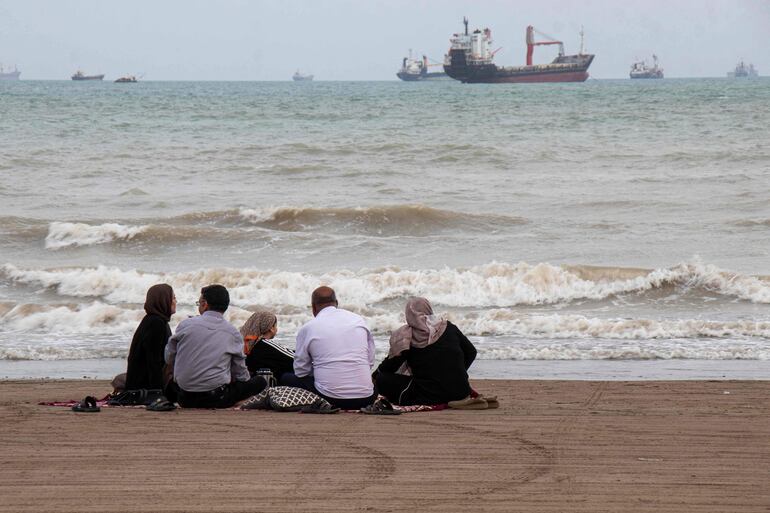 Imagen difundida por la agencia oficial de Irán en la que se observa la playa de Sur en Bandar Abbas, cerca del estrecho de Ormuz.