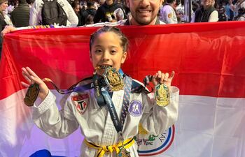 Yicel junto a uno de sus maestros, en el Panamericano de Taekwondo, donde cosechó oro, plata y bronce.