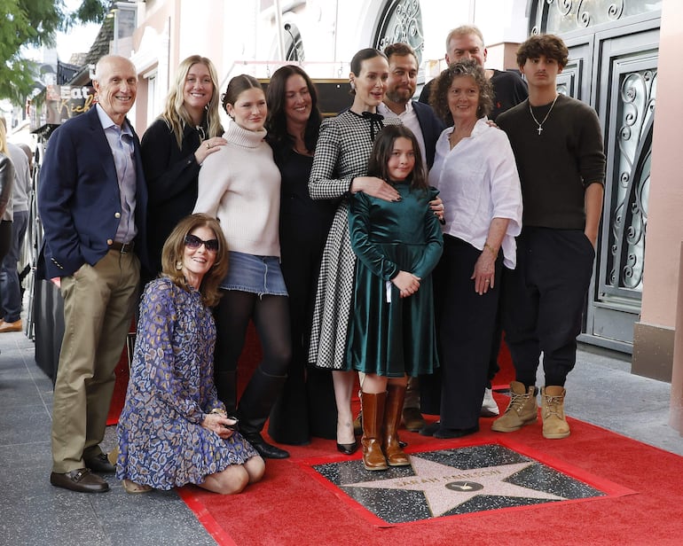 Sarah Paulson, feliz junto a su familia tras descubrir su estrella en el Paseo de la Fama de Hollywood. (EFE/EPA/NINA PROMMER)