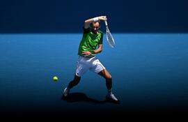 Daniil Medvedev de Rusia regresa durante su partido de primera ronda contra Terence Atmane de Francia el día 2 del Abierto de Australia 2024 en Melbourne Park en Melbourne, Australia, el 15 de enero de 2024.