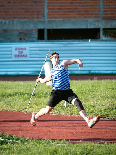 El paraguayo Marko Gabriel Kaethler (17 años) volvió a batir récord en lanzamiento de jabalina. Foto: Federación Paraguaya de Atletismo.