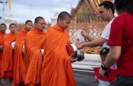 Monges budistas fuera de un templo en Bangkok, Tailandia.