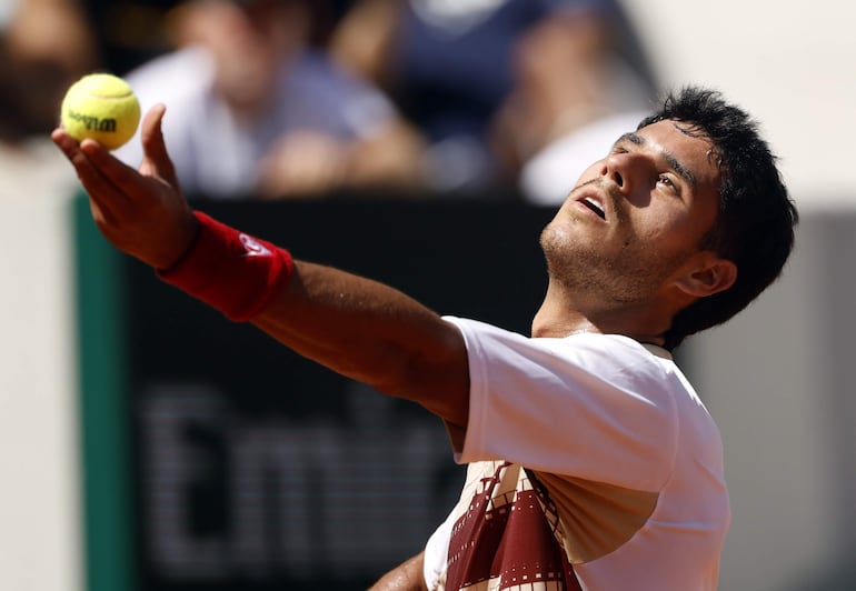 El tenista paraguayo Adolfo Daniel Vallejo en el partido frente a Moïse Kouamé por la segunda ronda del Roland Garros.