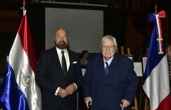Pierre-Christian Soccoja, embajador de Francia, junto a Michel Flora, investigador francés.