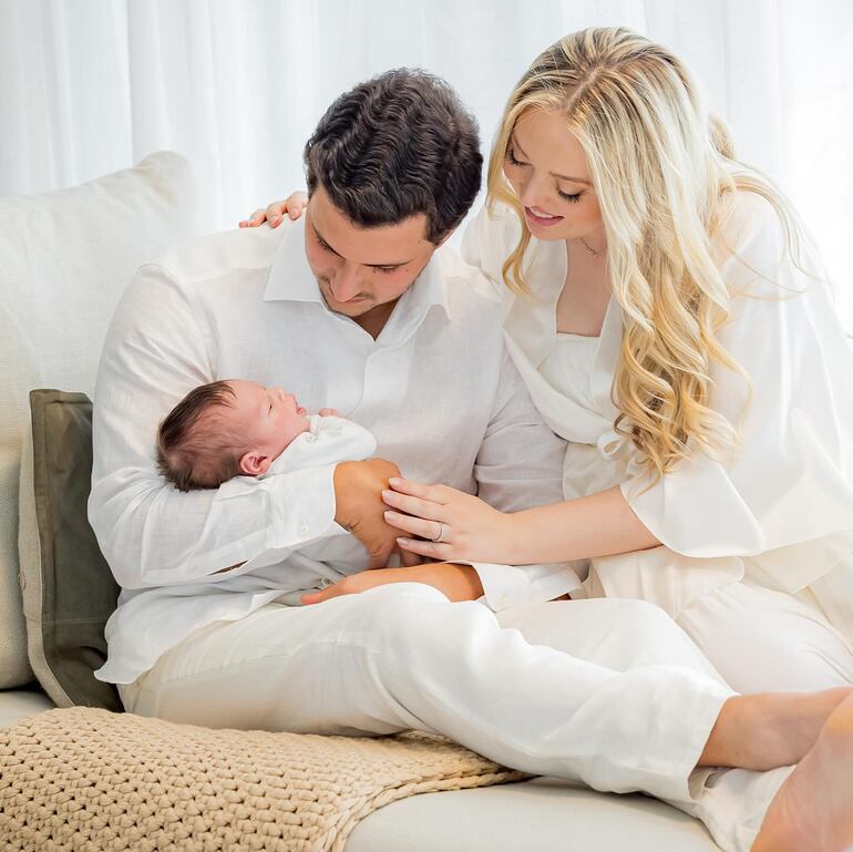 Tiffany Trump y Michael Boulos con su primogénito Alexander, nieto número 11 de Donald Trump. (Instagram/Tiffany Trump)