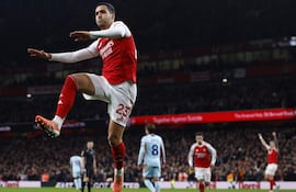 El español Mikel Merino, de cabeza, abrió el camino para el triunfo del Arsenal sobre el Brentford (2-0), para seguir arriba.