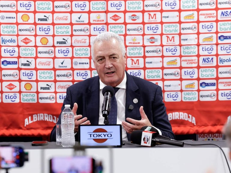El argentino Gustavo Alfaro, seleccionador de Paraguay, en la conferencia de prensa posterior a la victoria de la selección paraguaya en un partido frente a Colombia por la Fecha FIFA en el estadio Sports Illustrated, en RB New Jersey, Estados Unidos.