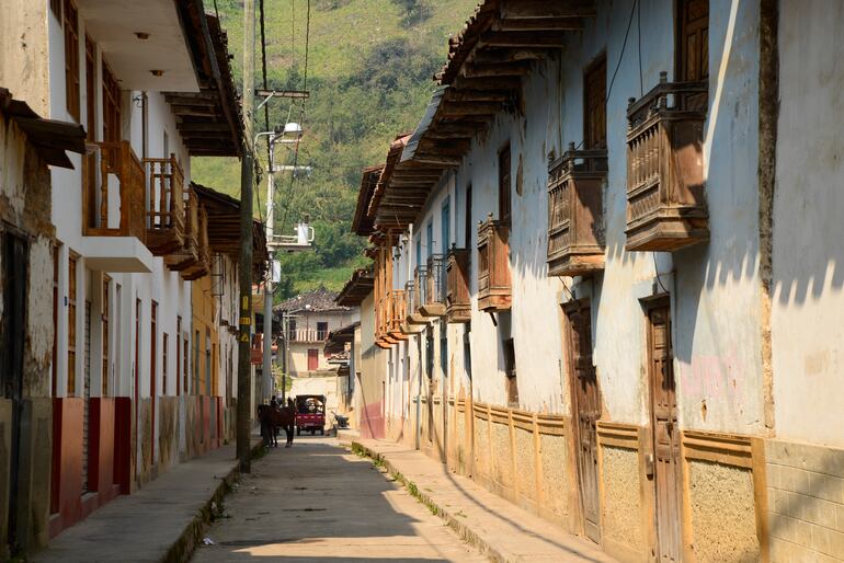 Calle y balcones en una calle estrecha del pueblo de Leymebamba, Perú.