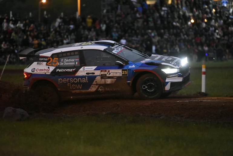 El Skoda Fabia RS Rally2 del paraguayo Fabrizio Zaldívar en la última especial de la Etapa 2 del Rally del Paraguay 2026 en la Costanera de Encarnación, Paraguay.