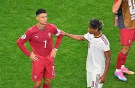 El portugués Cristiano Ronaldo (izq.) y el español Lamine Yamal reaccionan tras el partido de octavos de final de la Copa Mundial de la FIFA 2026 entre Portugal y España, en Dallas, EE. UU..