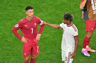 El portugués Cristiano Ronaldo (izq.) y el español Lamine Yamal reaccionan tras el partido de octavos de final de la Copa Mundial de la FIFA 2026 entre Portugal y España, en Dallas, EE. UU..