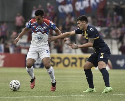 Alfio Oviedo (Cerro Porteño) controla el balón ante la marca de Juan Vera (Trinidense).