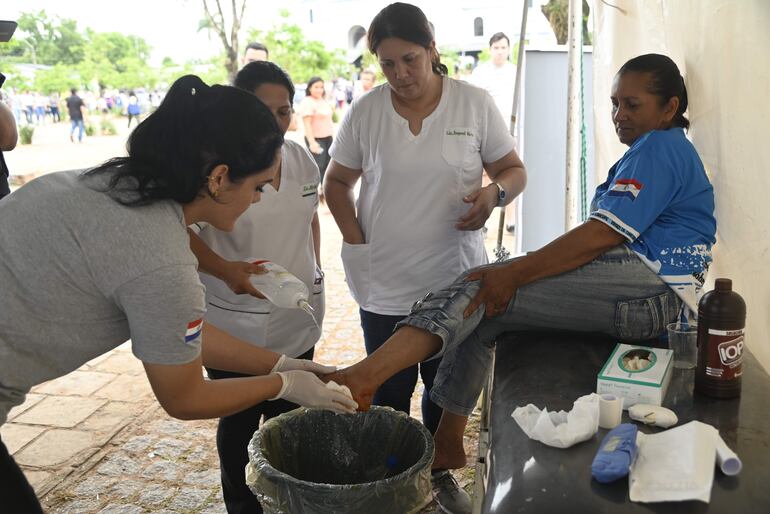 El Ministerio de Salud recomienda usar calzados cómodos para evitar la formación de ampollas y otras lesiones durante la peregrinación.