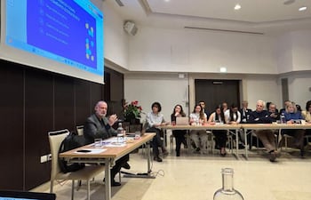 El presidente de EditoRed, Jesús González (izq.), interviene en una conferencia en Roma, dirigida a embajadas latinoamericanas y a medios de comunicación italianos.