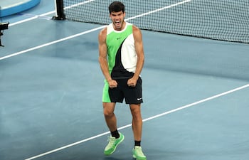 El español Carlos Alcaraz celerbó a rabiar su pase a semifinales del Abierto de Australia, por primera vez en su carrera, luego de superar al local Alex De Miñaur por 7/5, 6/2 y 6/1.