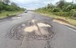 La ruta que une Pilar con San Juan Bautista de Ñeembucú se encuentra muy deteriorada, con enormes baches.