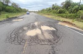 La ruta que une Pilar con San Juan Bautista de Ñeembucú se encuentra muy deteriorada, con enormes baches.