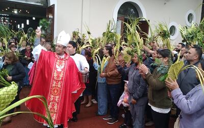 El obispo Pedro Collar durante la bendición de las palmas en Ciudad del Este.