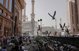 Musulmanes inician la gran peregrinación hacia La Meca, ubicada en Arabia Saudita. Al menos un millón de peregrinos para el primer ritual que consiste en dar siete vueltas alrededor de la Kaaba.